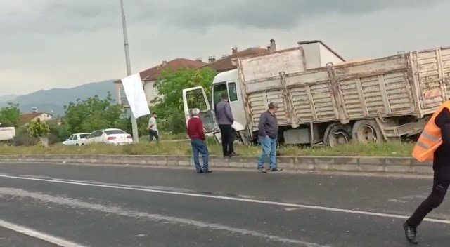 Elazığ’da kamyonun çarptığı trafik direği devrildi: 1 yaralı