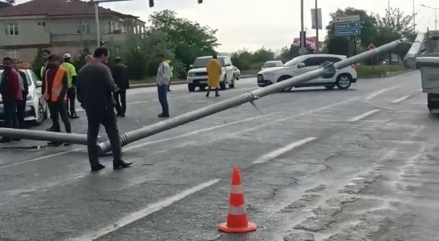 Elazığ’da kamyonun çarptığı trafik direği devrildi: 1 yaralı