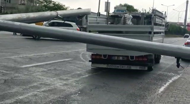 Elazığ’da kamyonun çarptığı trafik direği devrildi: 1 yaralı