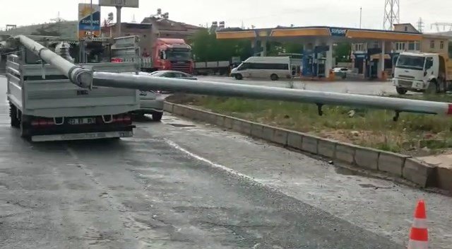 Elazığ’da kamyonun çarptığı trafik direği devrildi: 1 yaralı