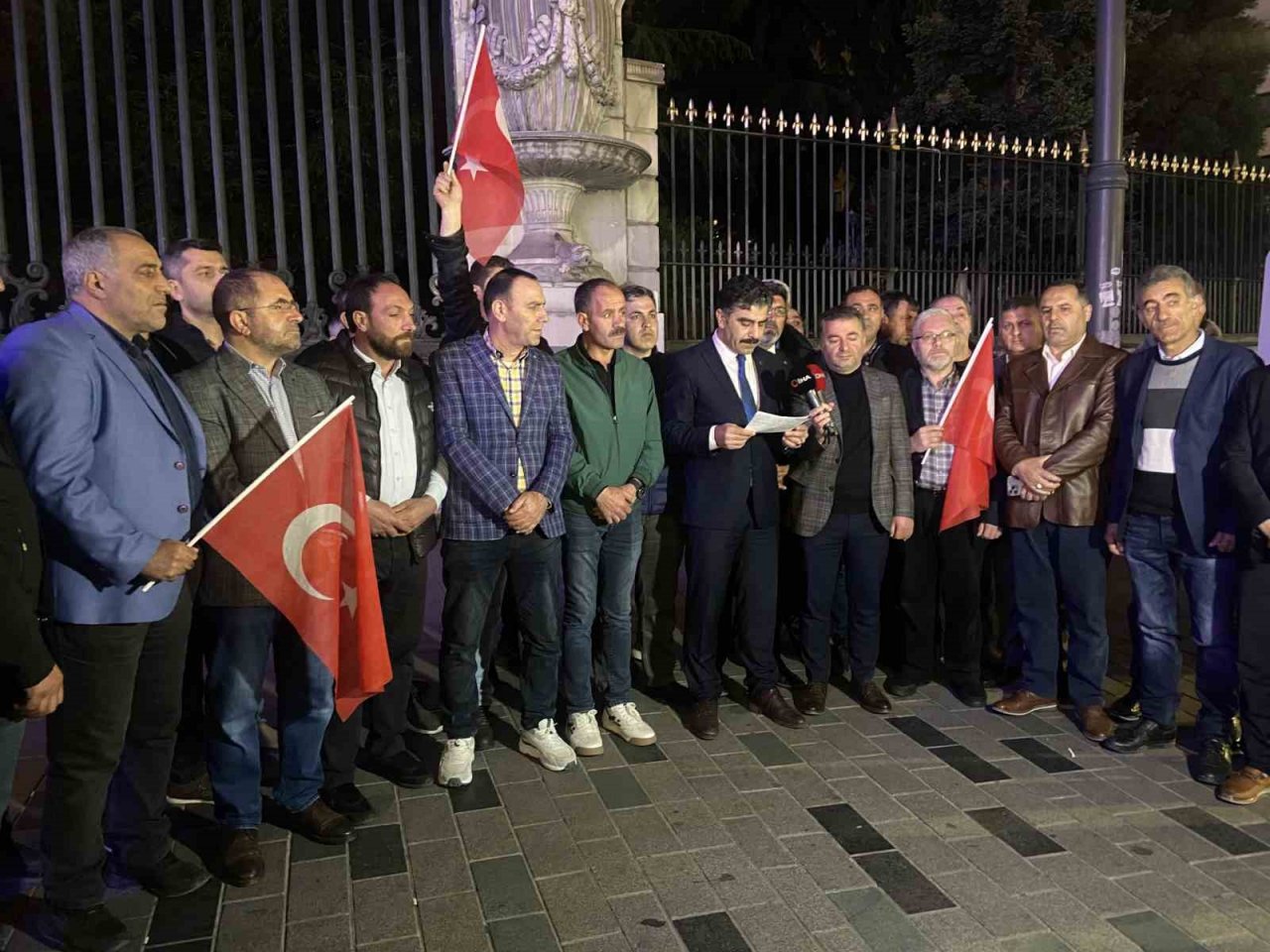 Erzurum’da yaşanan taşlama olayıyla ilgili, Erzurum Dernekleri Federasyonu açıklama yaptı