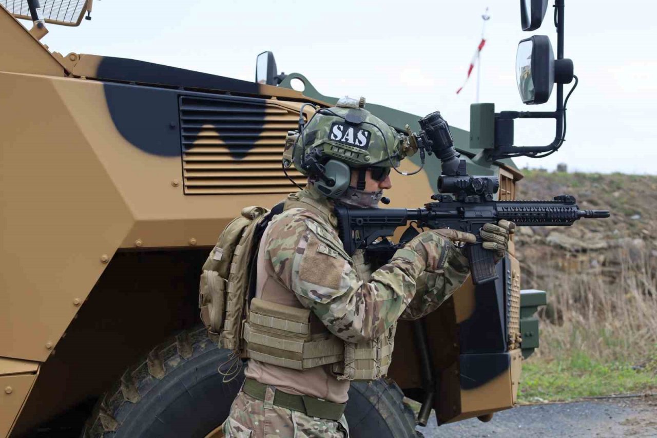 SAS Komandolarının nefes kesen el yapımı patlayıcı eğitimi