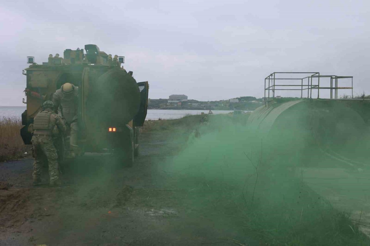 SAS Komandolarının nefes kesen el yapımı patlayıcı eğitimi