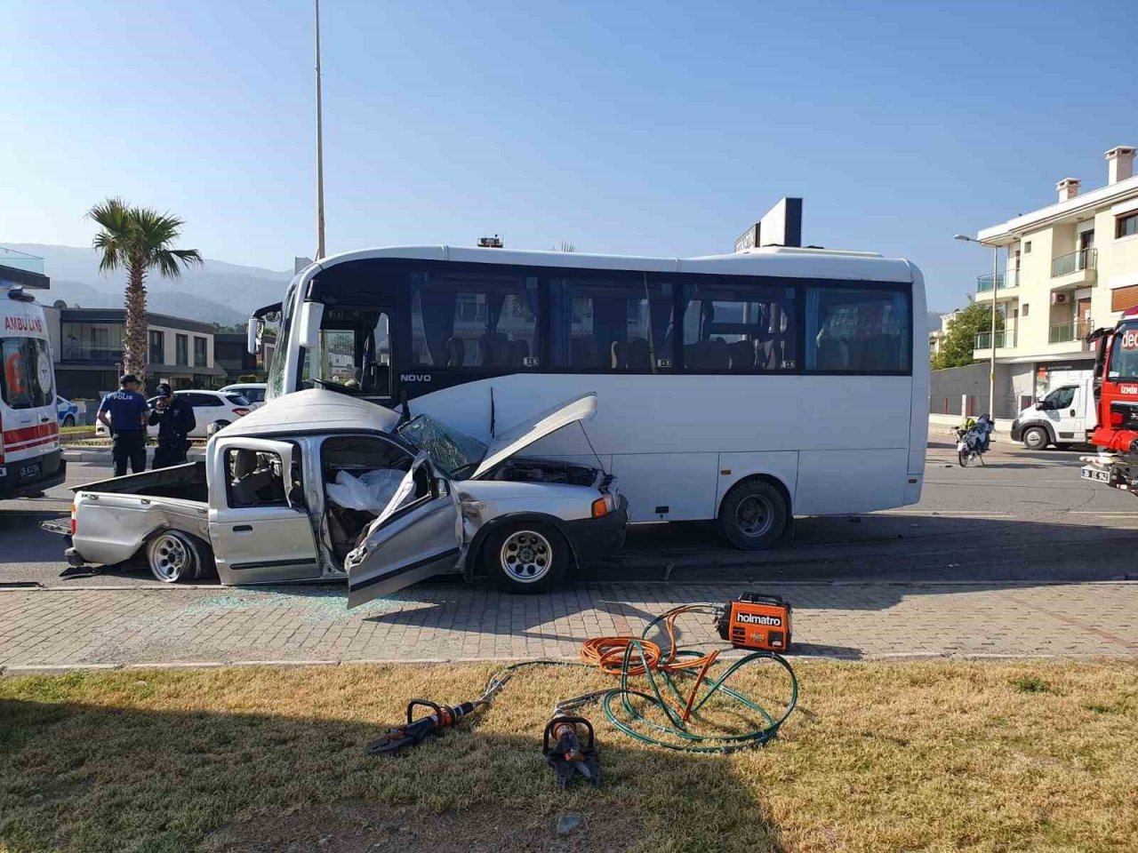 İzmir’de midibüs ile pikap çarpıştı: 1 ölü, 6 yaralı