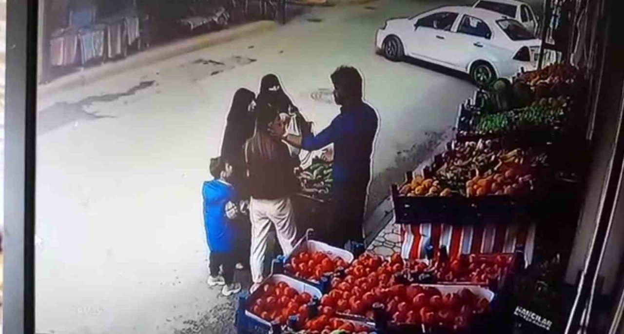 O anlar kamerada: Bir kadına tokat attı, diğer kadınlar müdahale edince onları da darp etti