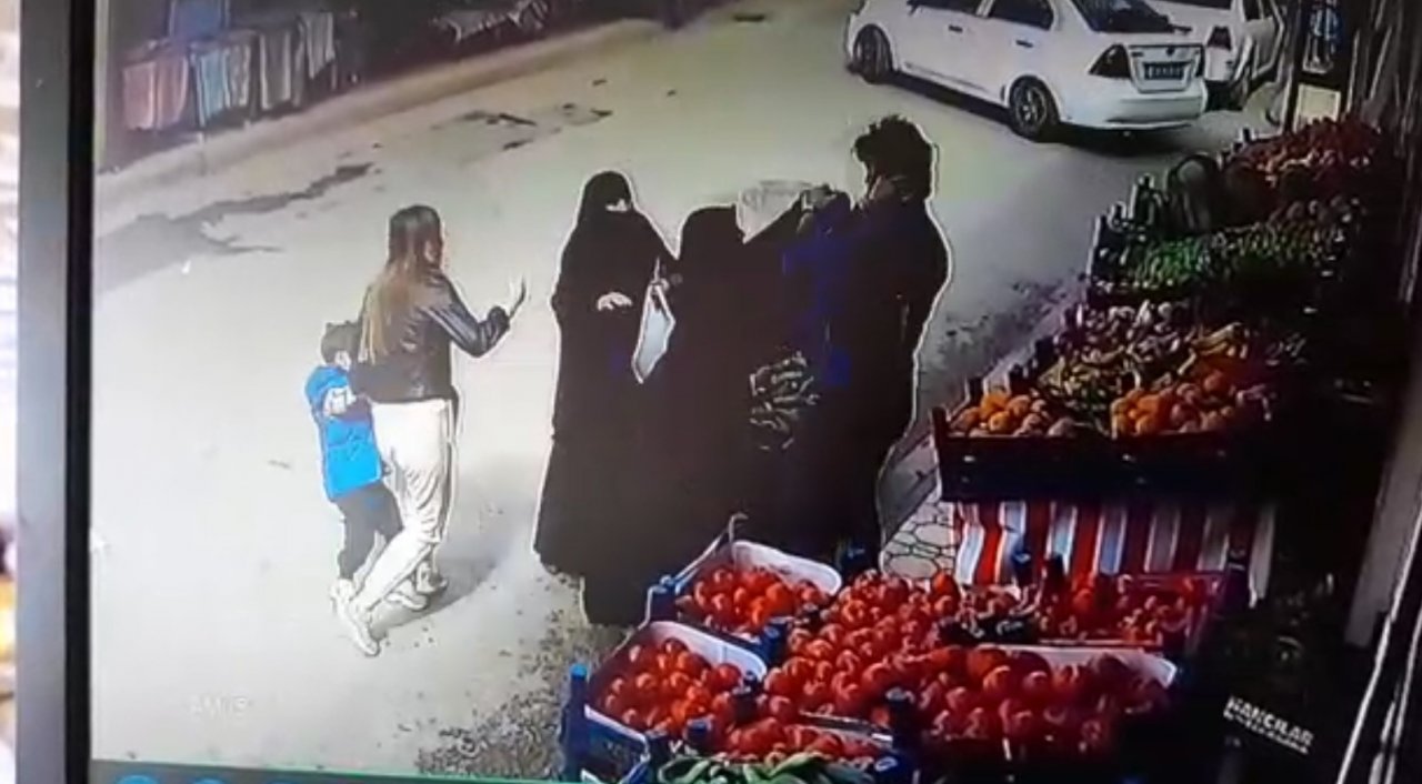 O anlar kamerada: Bir kadına tokat attı, diğer kadınlar müdahale edince onları da darp etti