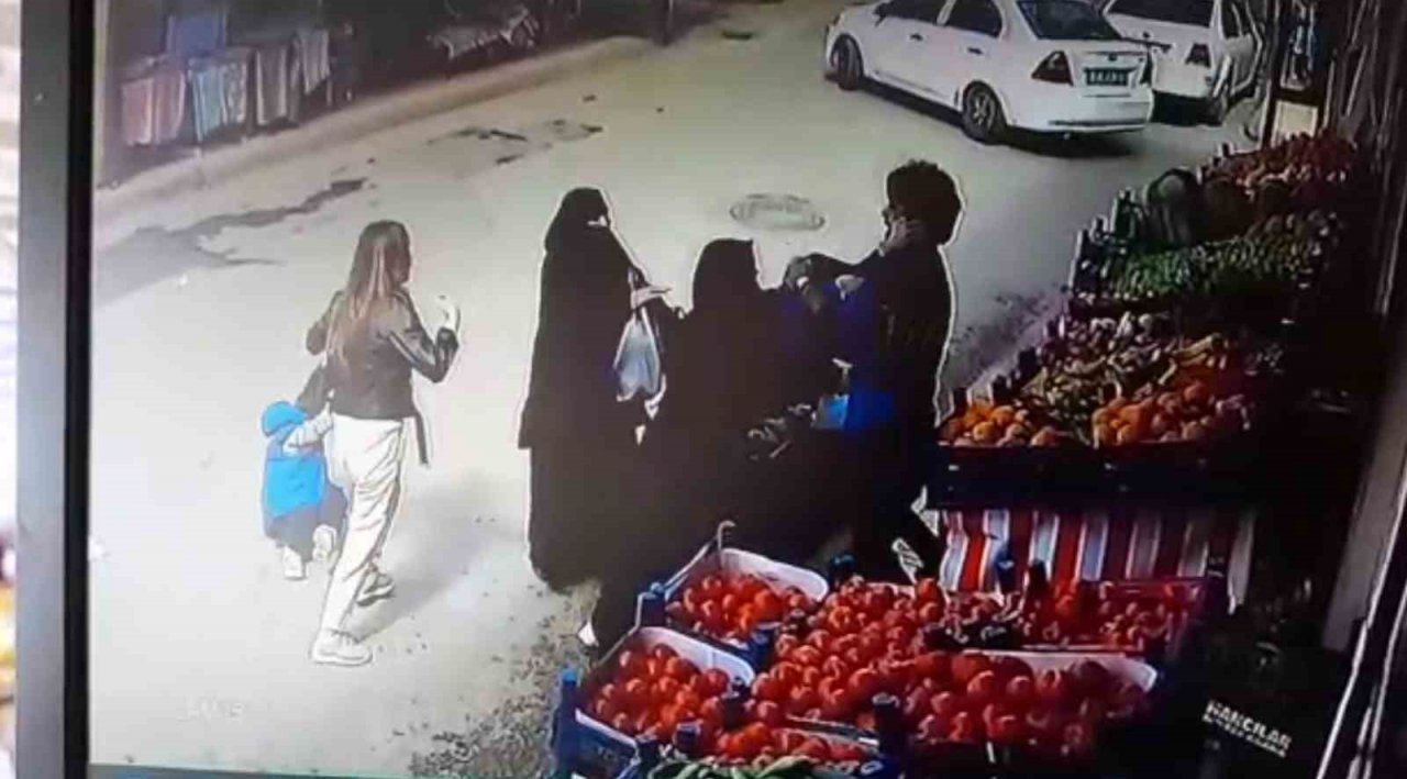 O anlar kamerada: Bir kadına tokat attı, diğer kadınlar müdahale edince onları da darp etti