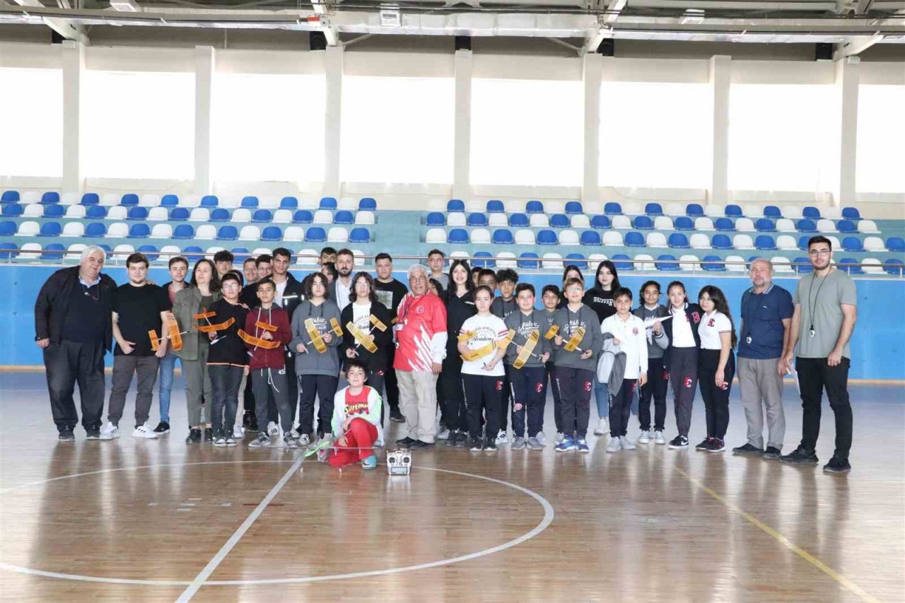Karaman’da model ve kağıt uçak yarışmaları sona erdi