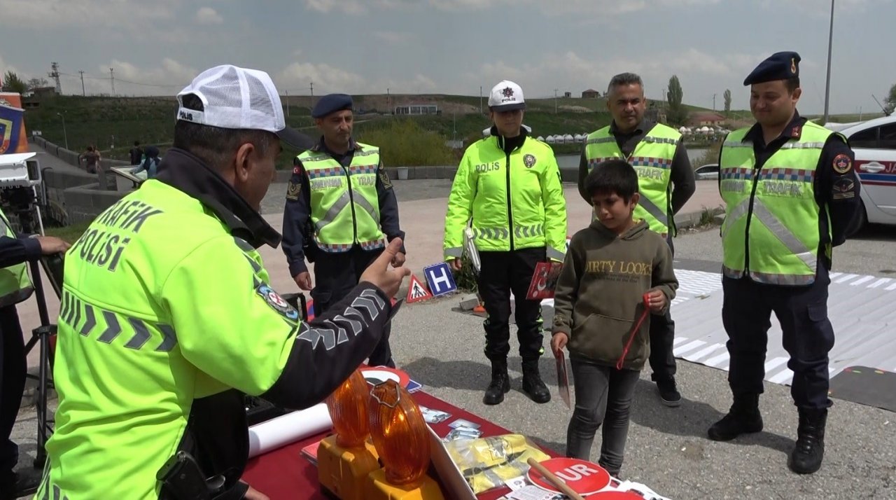 Muş’ta Karayolu Trafik Haftası etkinliği düzenlendi