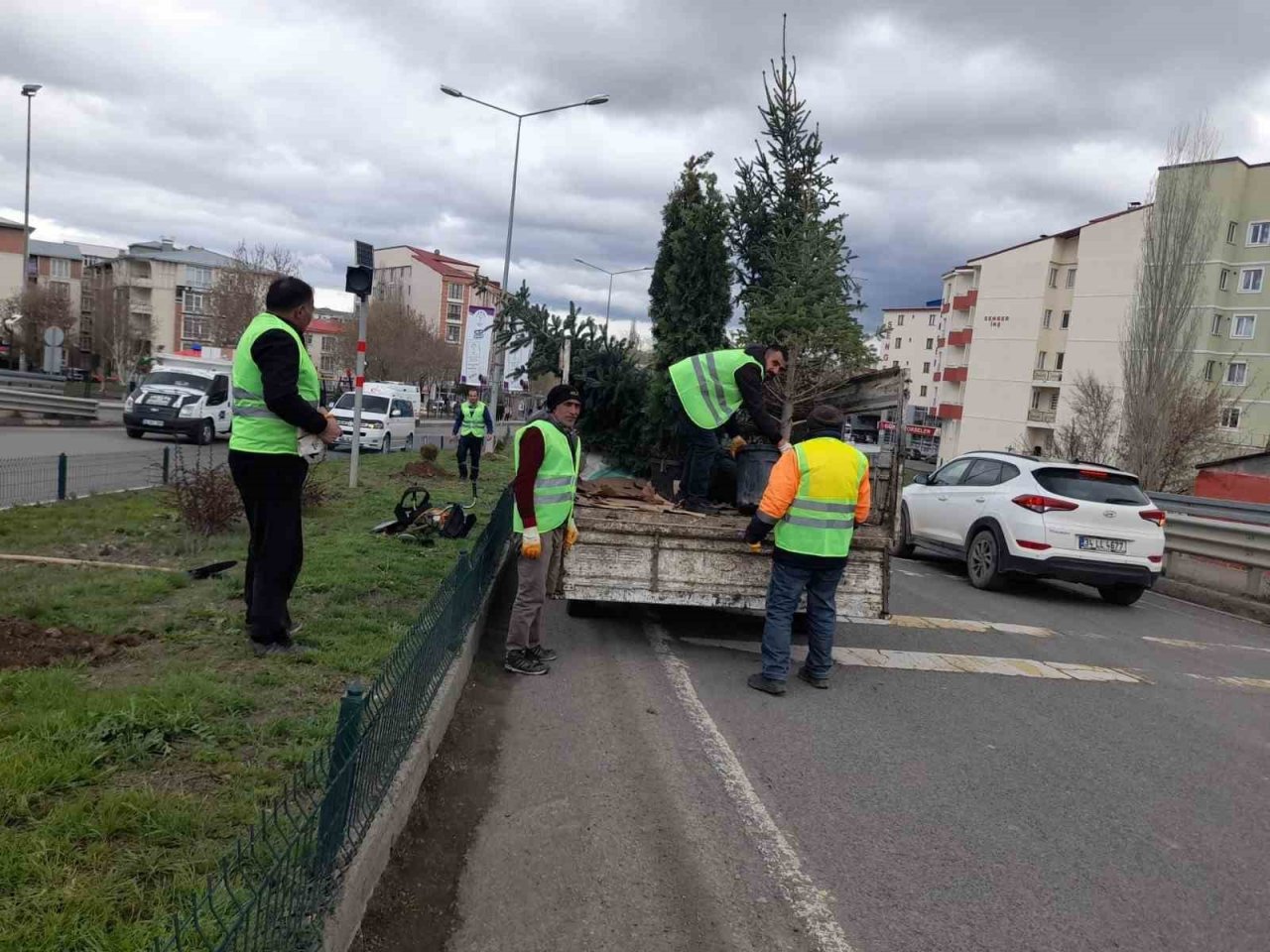 Kars’ta park, bahçe ve refüjler çiçek açıyor