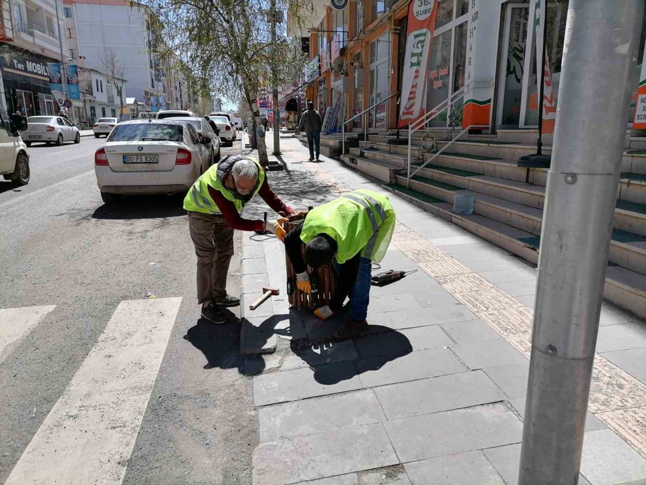 Kars’ta park, bahçe ve refüjler çiçek açıyor