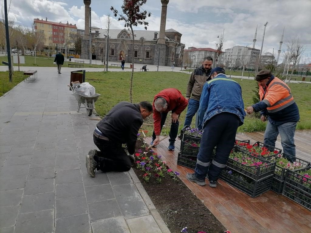 Kars’ta park, bahçe ve refüjler çiçek açıyor