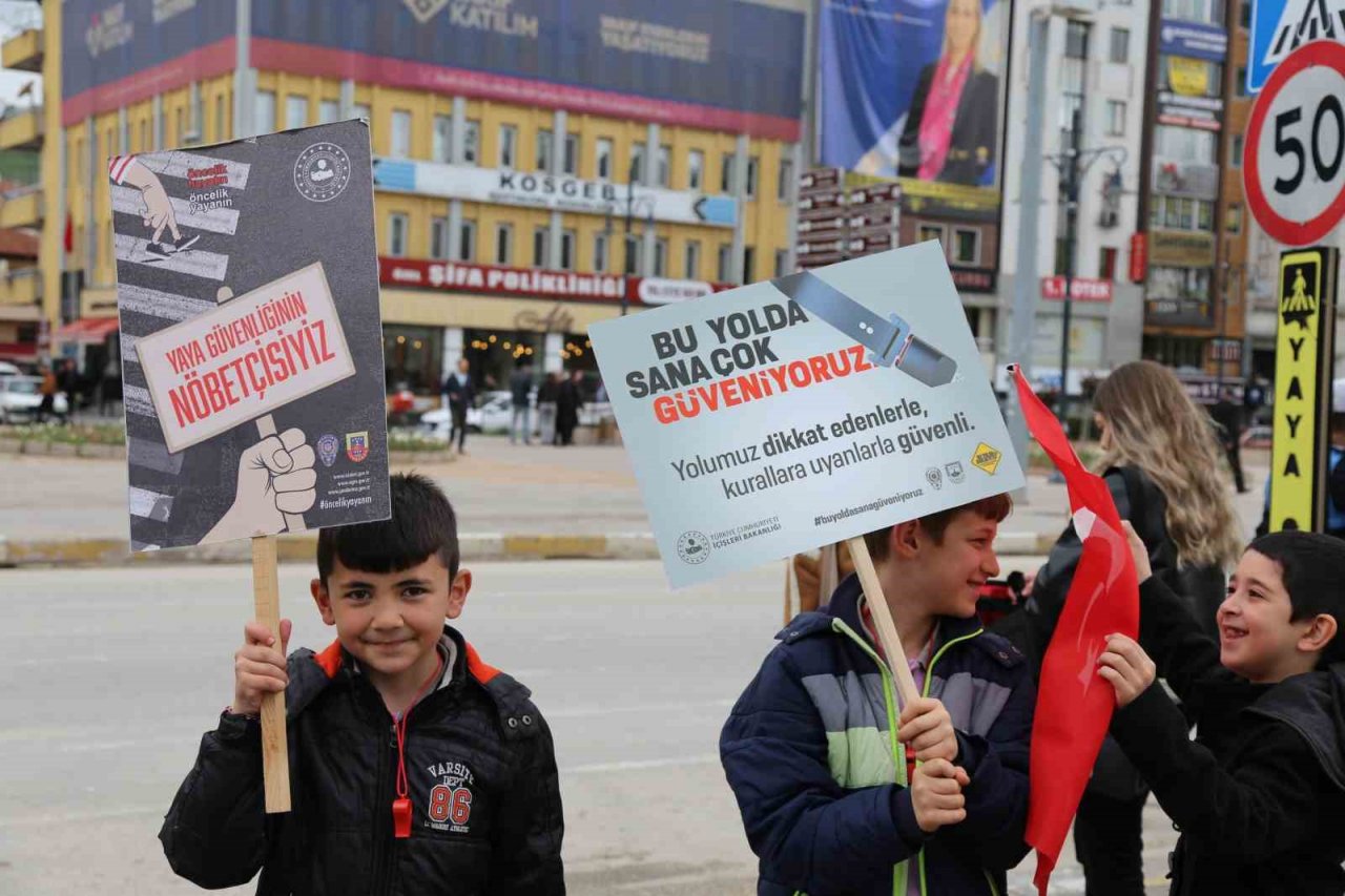 Çocuklar 1 günlüğüne trafik polisi oldular