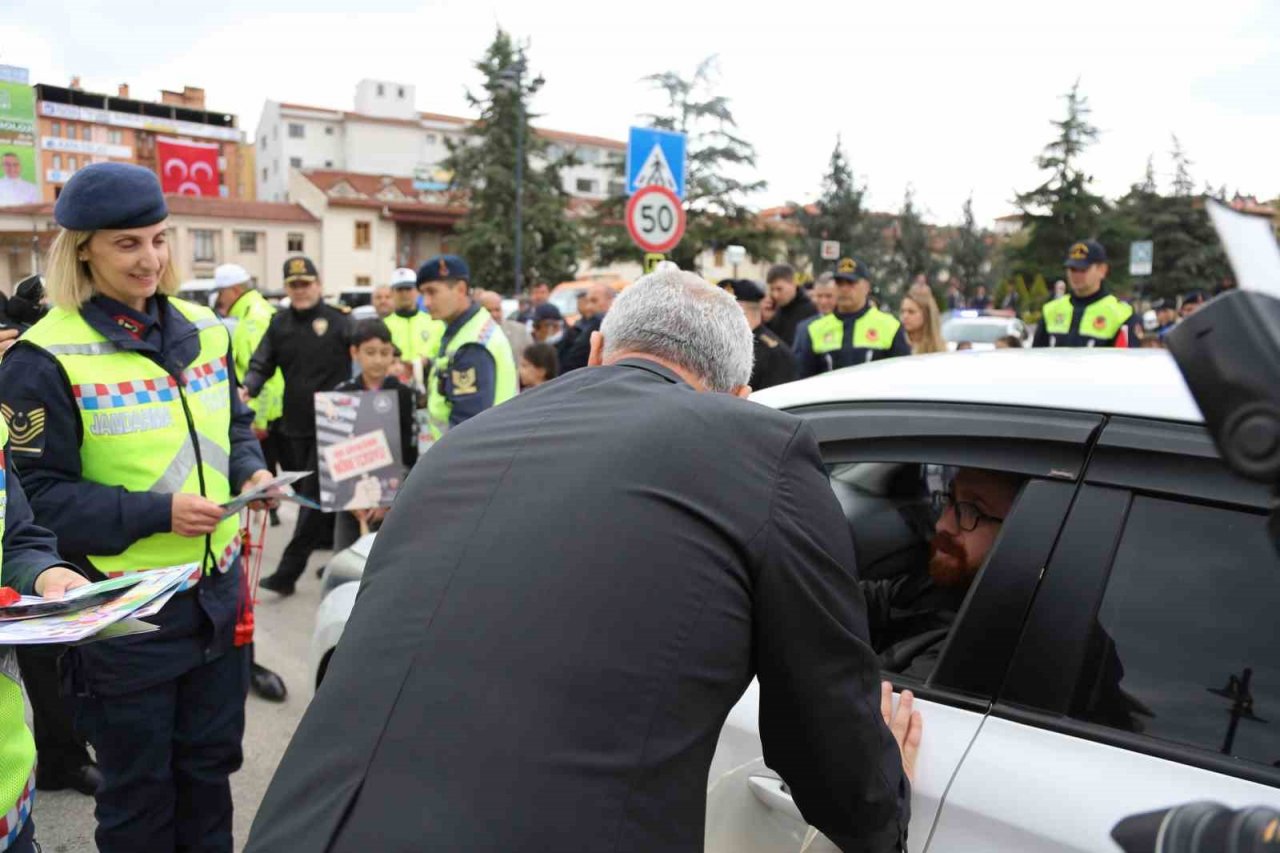 Çocuklar 1 günlüğüne trafik polisi oldular