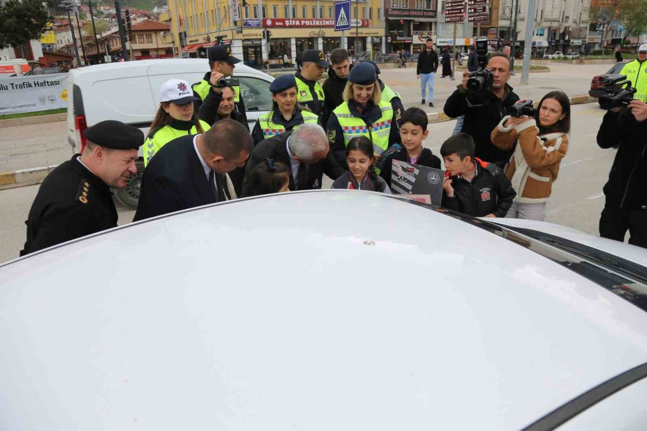 Çocuklar 1 günlüğüne trafik polisi oldular