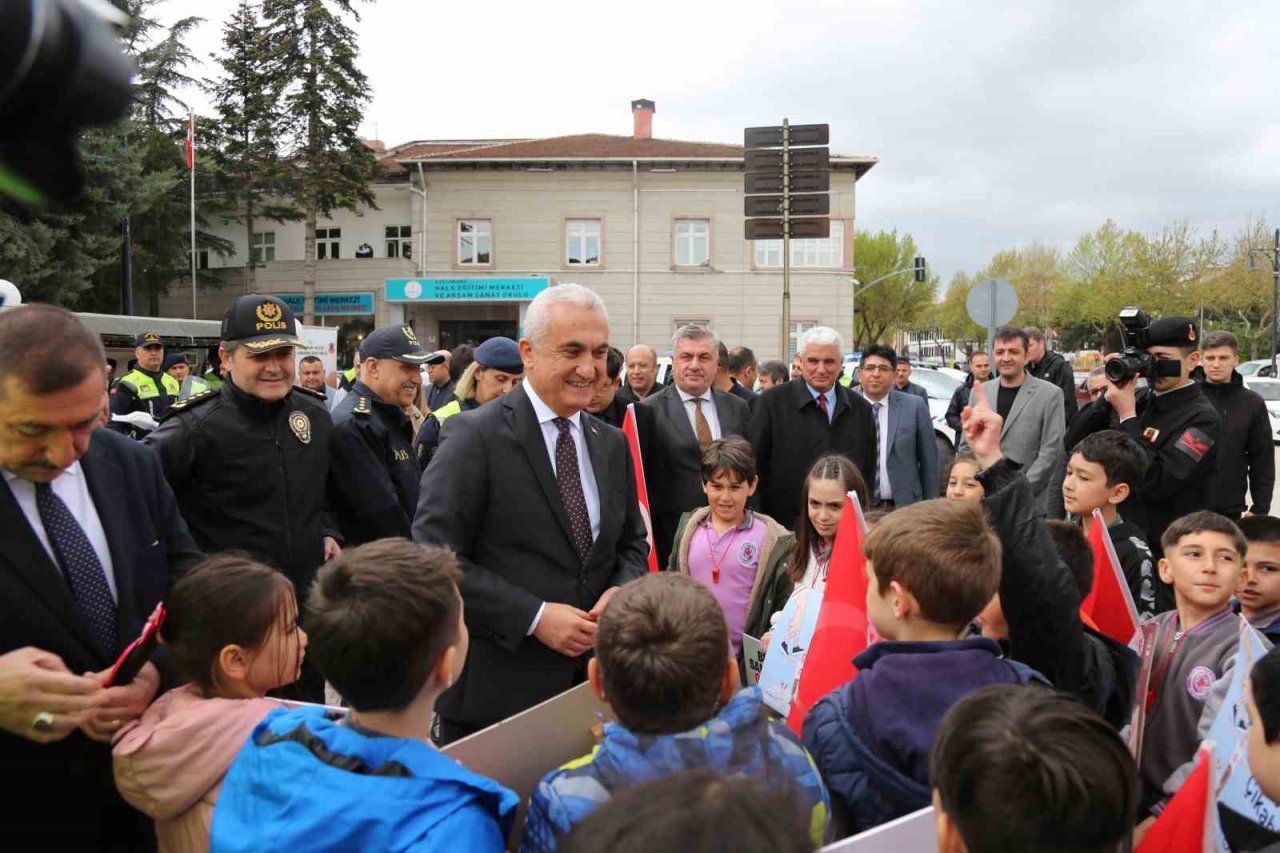 Çocuklar 1 günlüğüne trafik polisi oldular