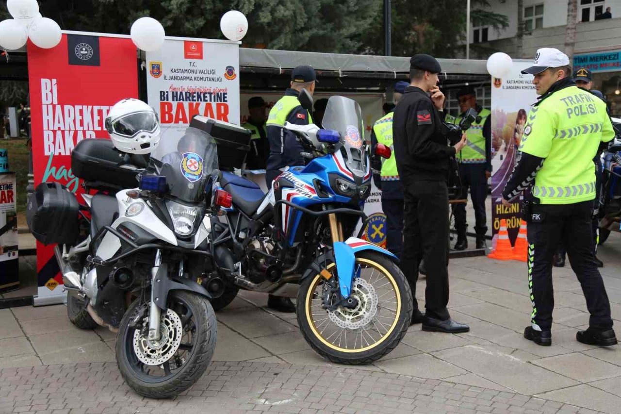 Çocuklar 1 günlüğüne trafik polisi oldular