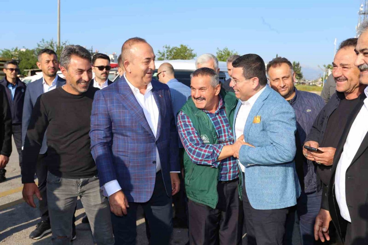 Bakan Çavuşoğlu hal esnafıyla buluştu