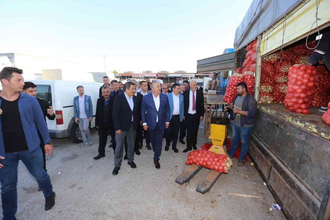 Bakan Çavuşoğlu hal esnafıyla buluştu
