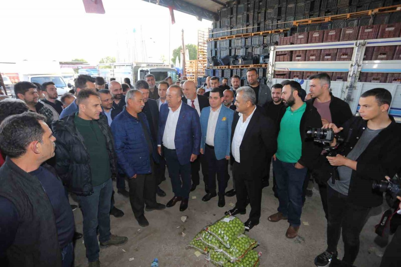 Bakan Çavuşoğlu hal esnafıyla buluştu