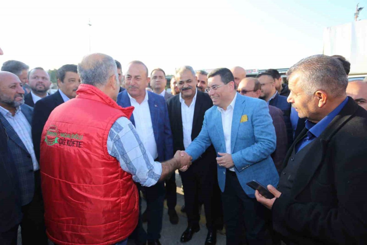 Bakan Çavuşoğlu hal esnafıyla buluştu