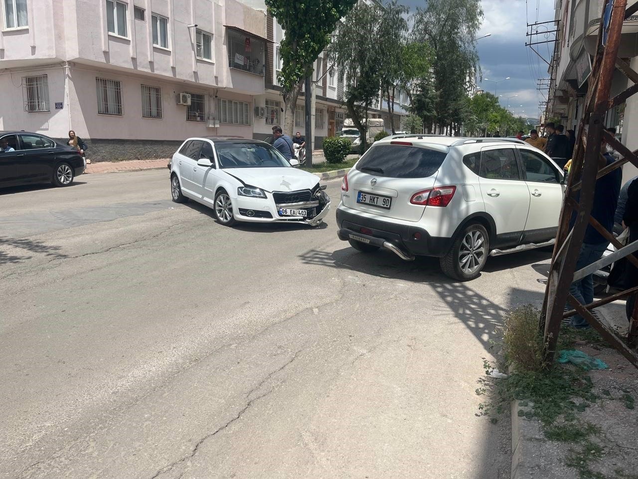 Otomobil ile motosiklet çarpıştı: 2 yaralı