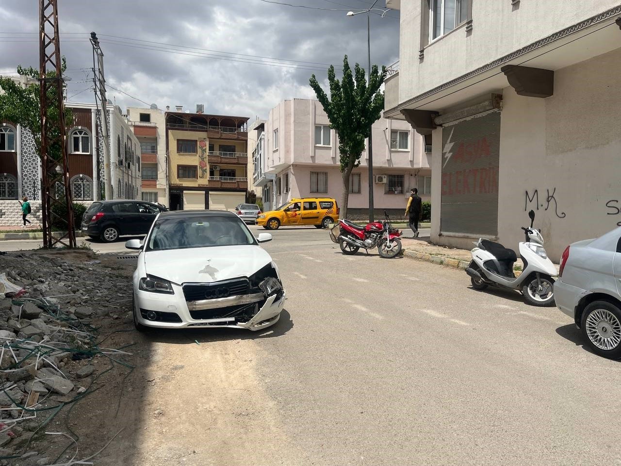 Otomobil ile motosiklet çarpıştı: 2 yaralı