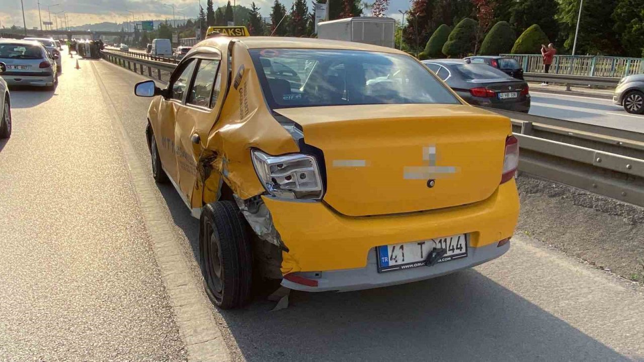 Hafif ticari araç taksiye çarpıp takla attı: 3 yaralı