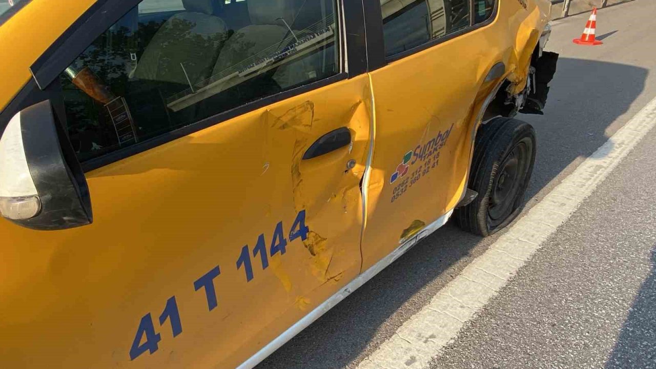 Hafif ticari araç taksiye çarpıp takla attı: 3 yaralı