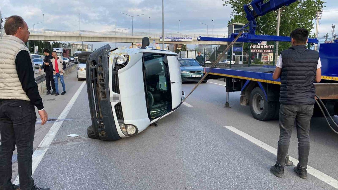 Hafif ticari araç taksiye çarpıp takla attı: 3 yaralı