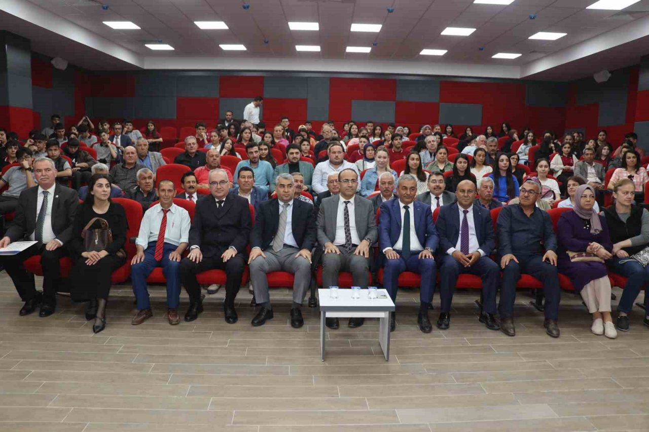 Adnan Menderes memleketi Koçarlı’da konferans ile anıldı