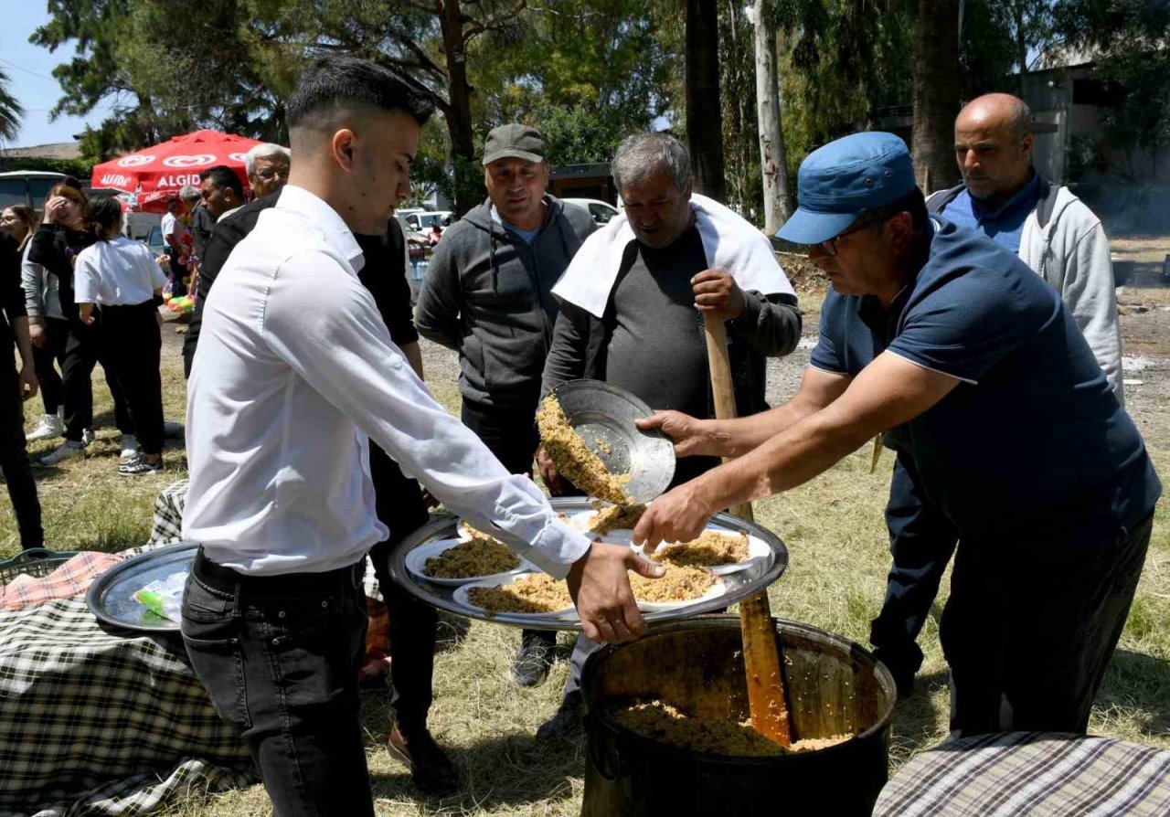 Kuşadası’nda yaşayan Hadimliler etli pilav şenliğinde buluştu