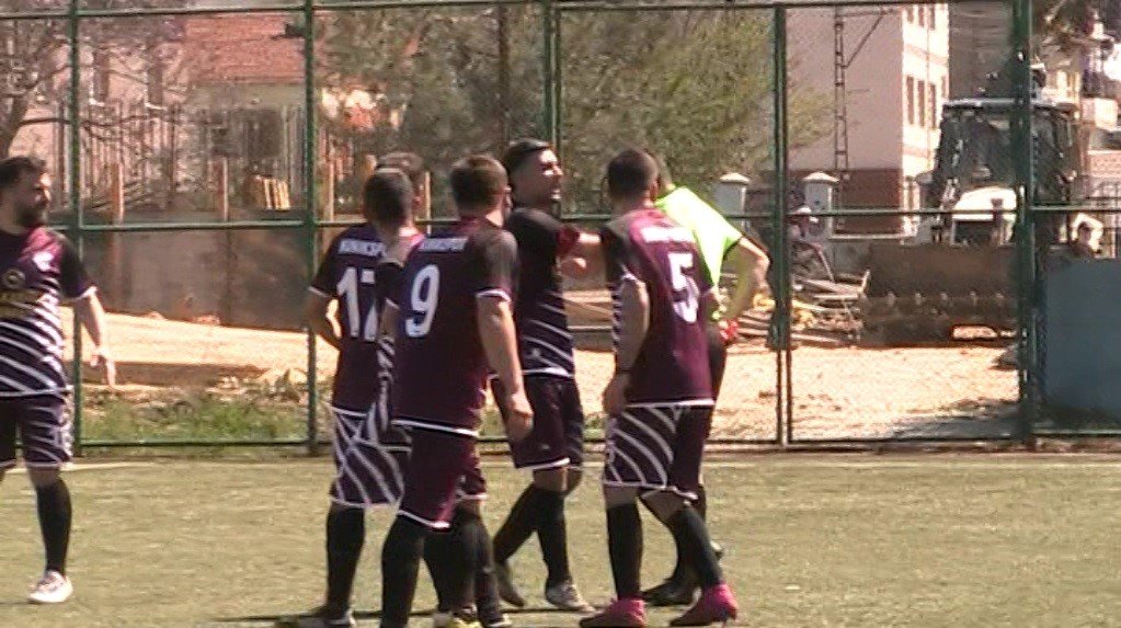 Maçın 90+5’inci dakikasında gelen gol sonrası saha içi bir anda karışırken, hakem maçı iptal etti