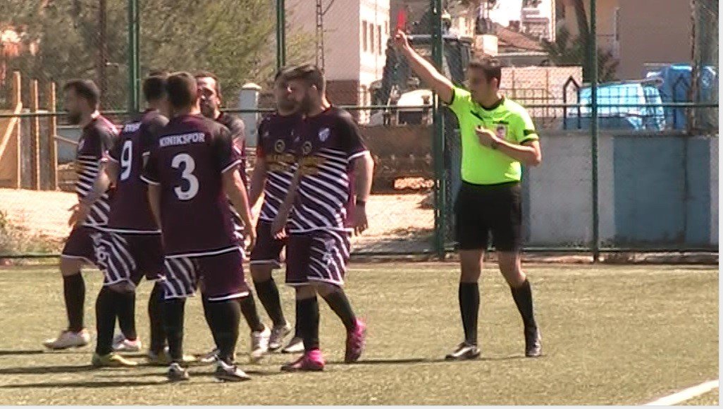 Maçın 90+5’inci dakikasında gelen gol sonrası saha içi bir anda karışırken, hakem maçı iptal etti