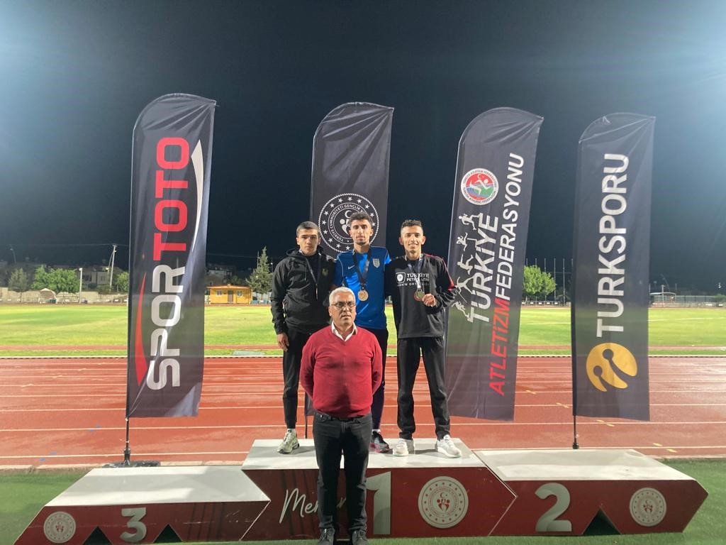 Karslı atletler madalyaları topladı