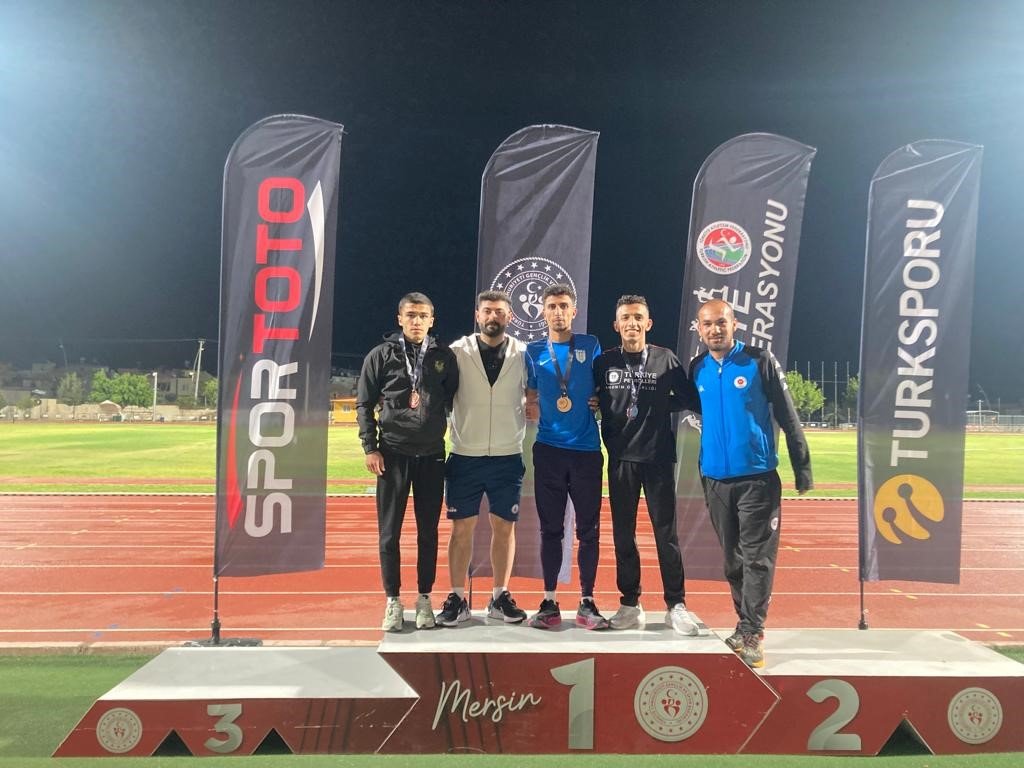 Karslı atletler madalyaları topladı