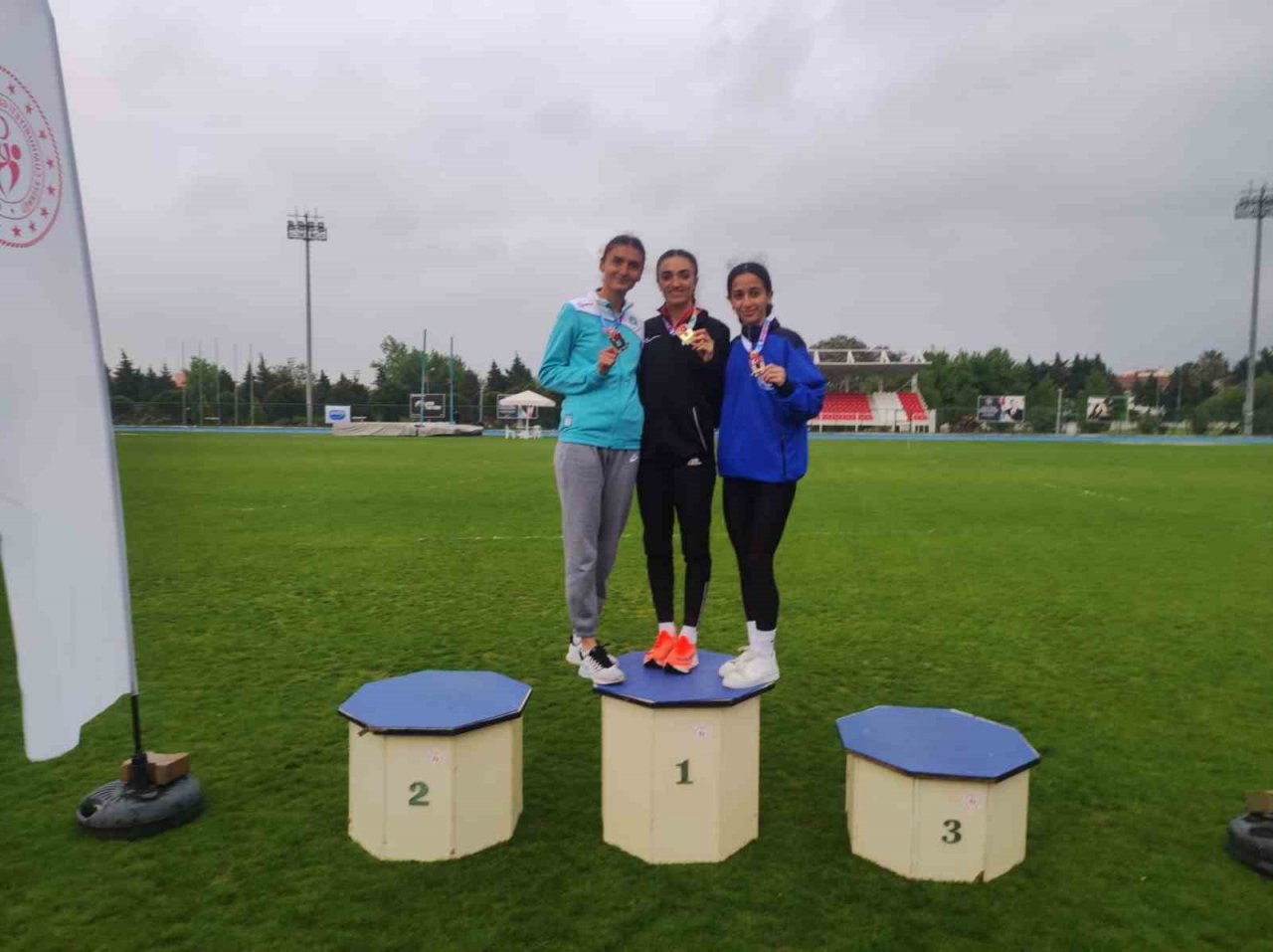 Karslı atletler madalyaları topladı