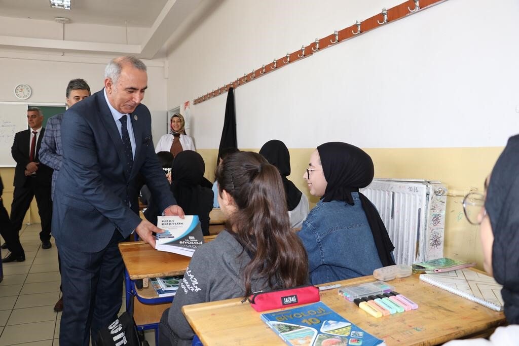 Bingöl’de öğrencilere kaynak kitap dağıtımı başladı