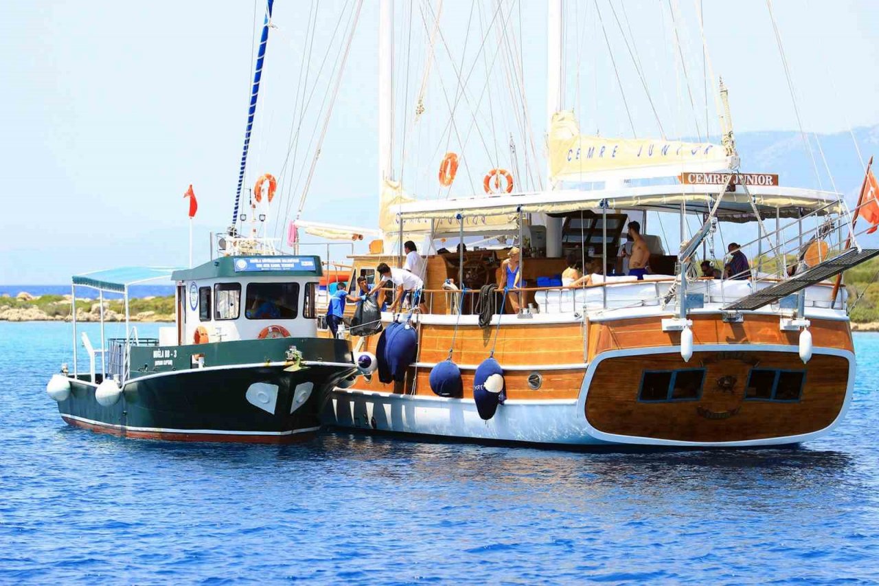 Göcek koylarında teknelerden atık ve sintine alımı başladı