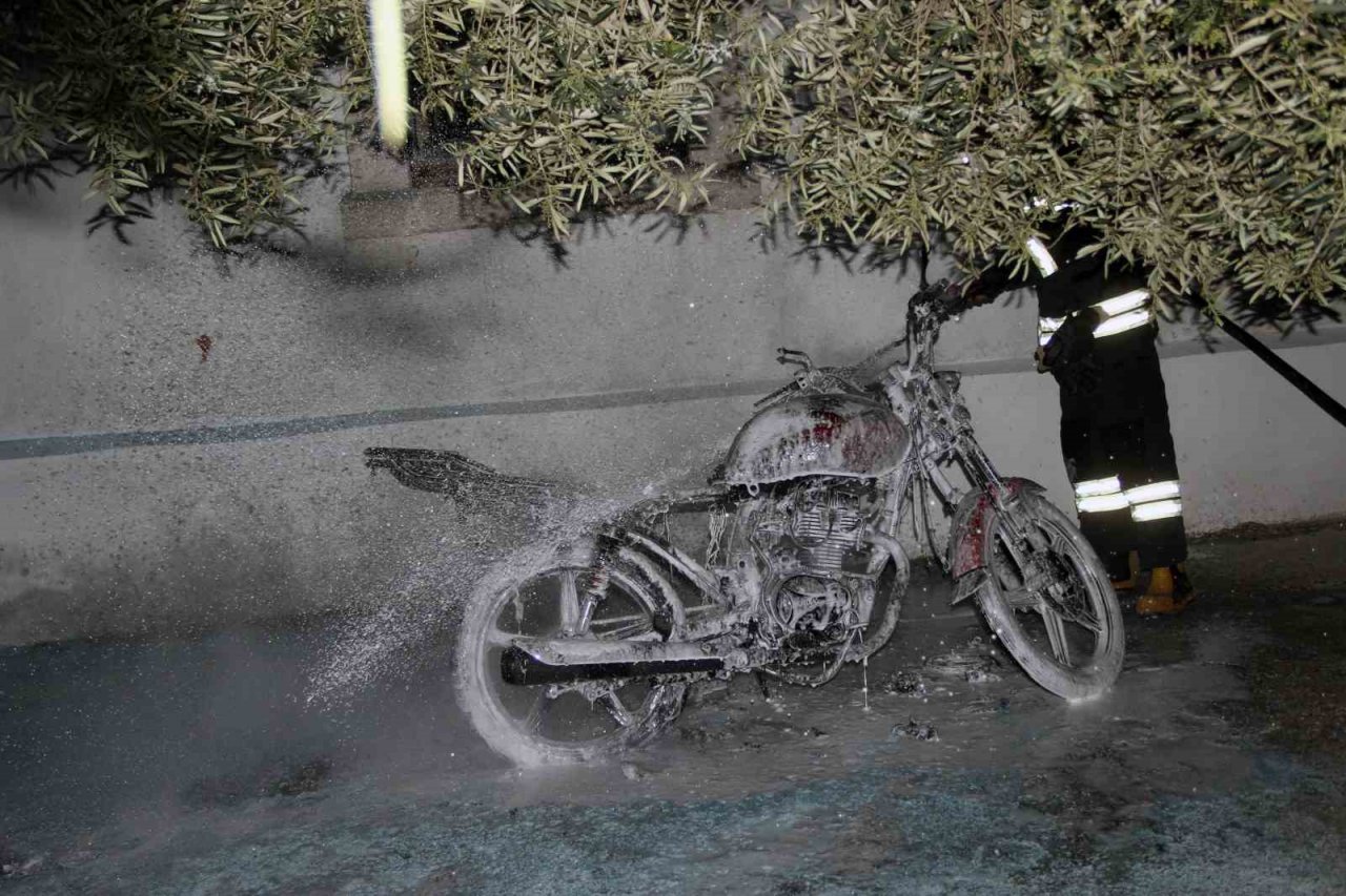 Okul bahçesindeki motor yangını alarma geçirdi