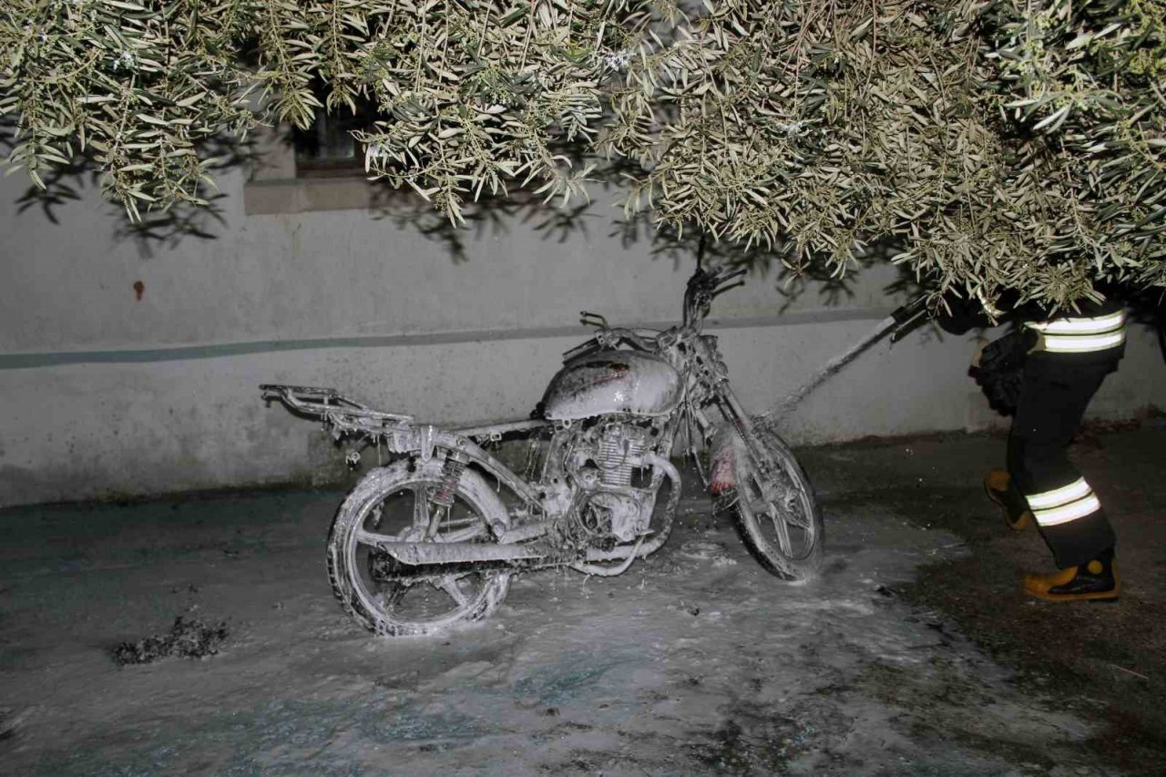 Okul bahçesindeki motor yangını alarma geçirdi