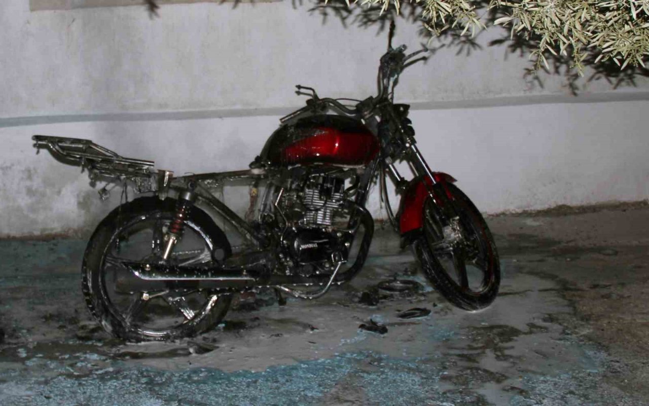 Okul bahçesindeki motor yangını alarma geçirdi