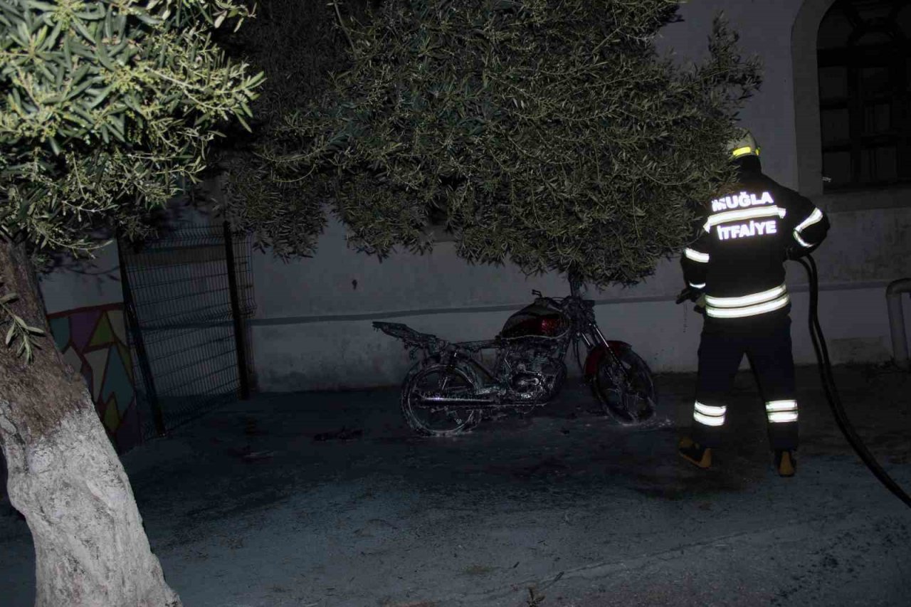 Okul bahçesindeki motor yangını alarma geçirdi