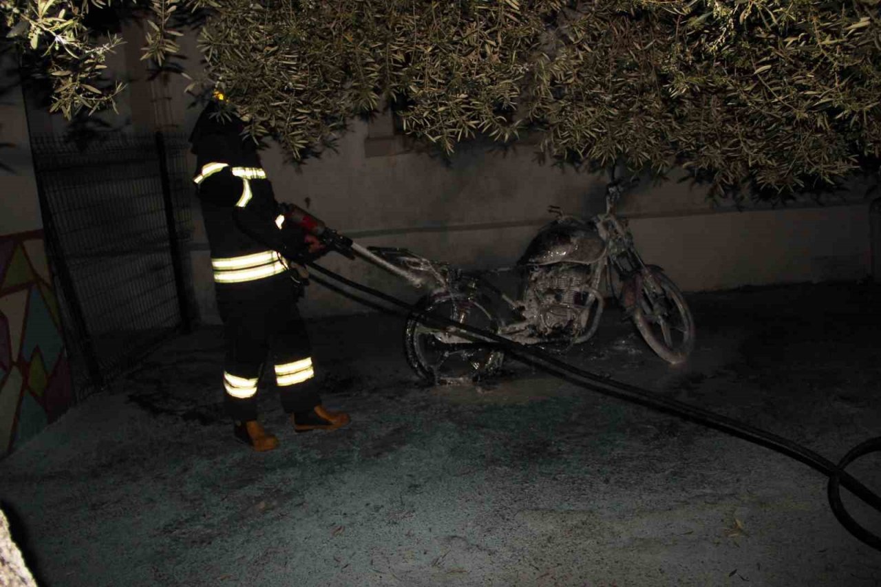 Okul bahçesindeki motor yangını alarma geçirdi