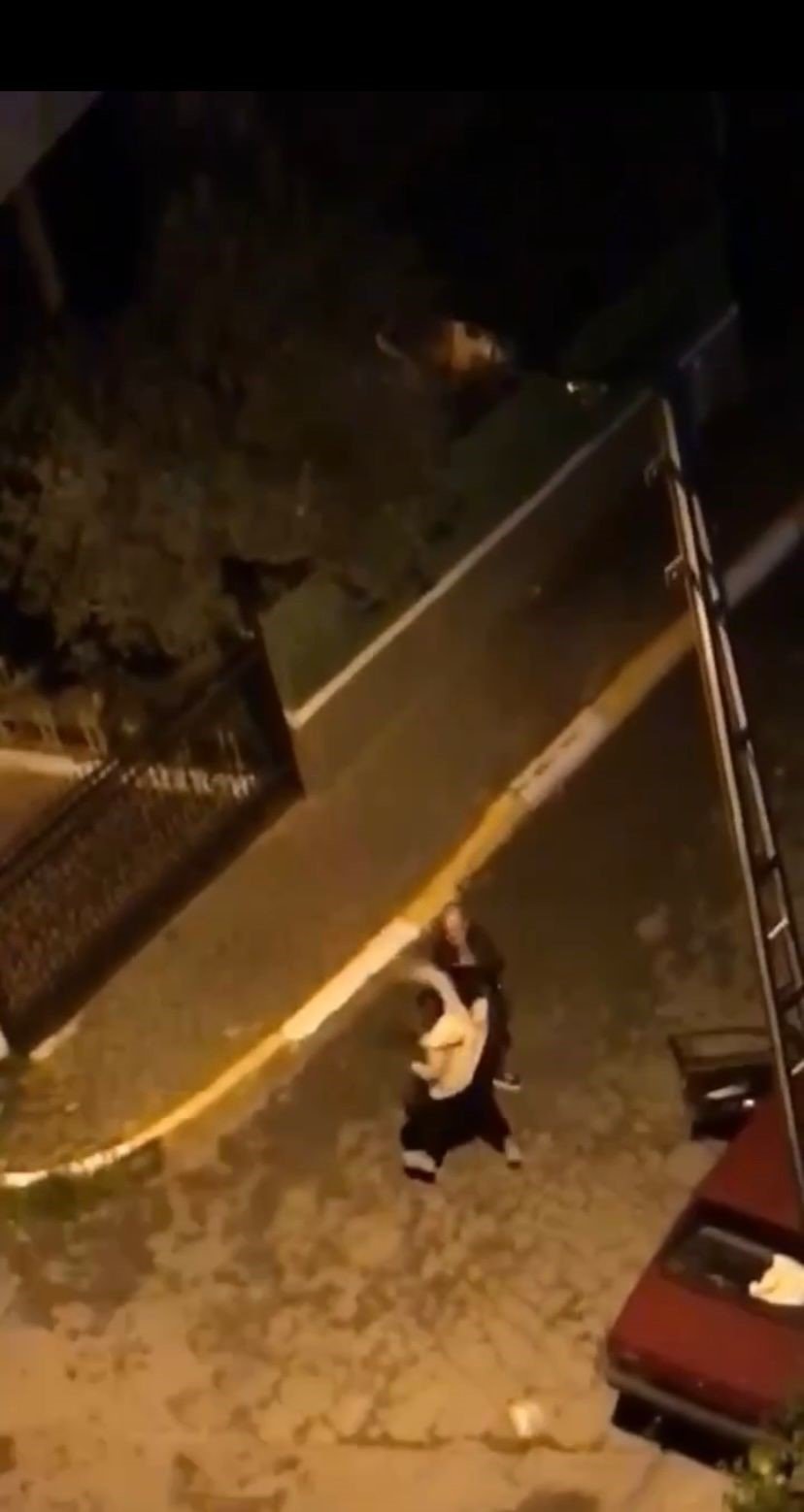 Pendik’te bir kadın erkek şahsı sokak ortasında darp etti