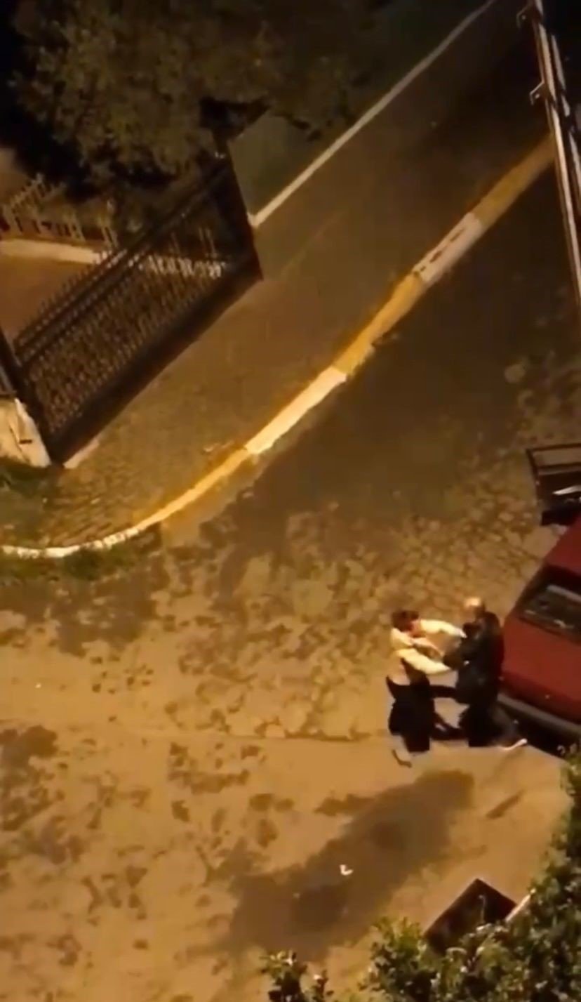 Pendik’te bir kadın erkek şahsı sokak ortasında darp etti