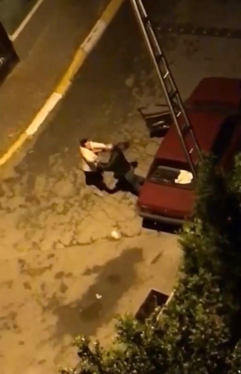 Pendik’te bir kadın erkek şahsı sokak ortasında darp etti