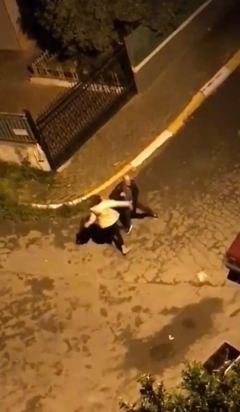 Pendik’te bir kadın erkek şahsı sokak ortasında darp etti