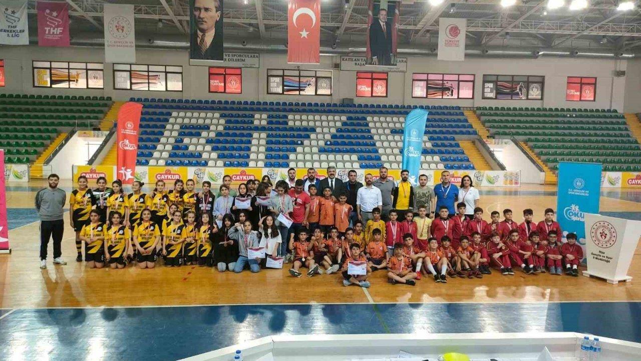 Rize’de Hentbol küçükler yarı finali sona erdi