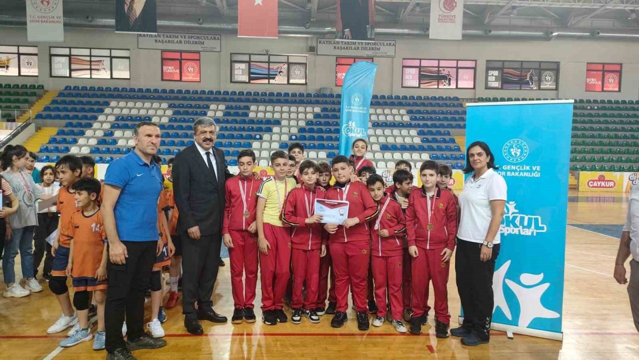 Rize’de Hentbol küçükler yarı finali sona erdi